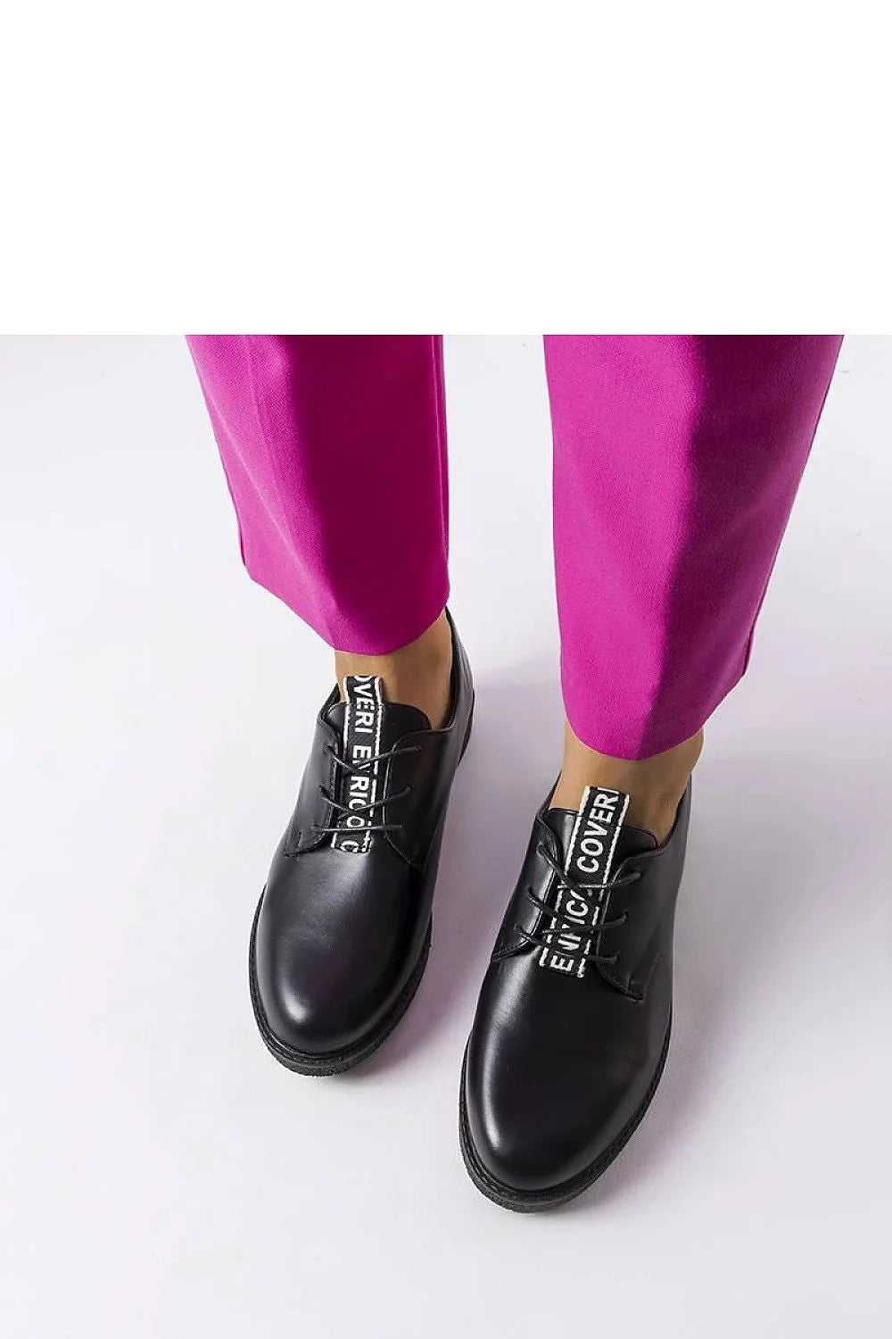 Derby femme cuir écologique suédé noir élégant confortable semelle caoutchouc crantée talon plat bout arrondi lacets ajustables logo
