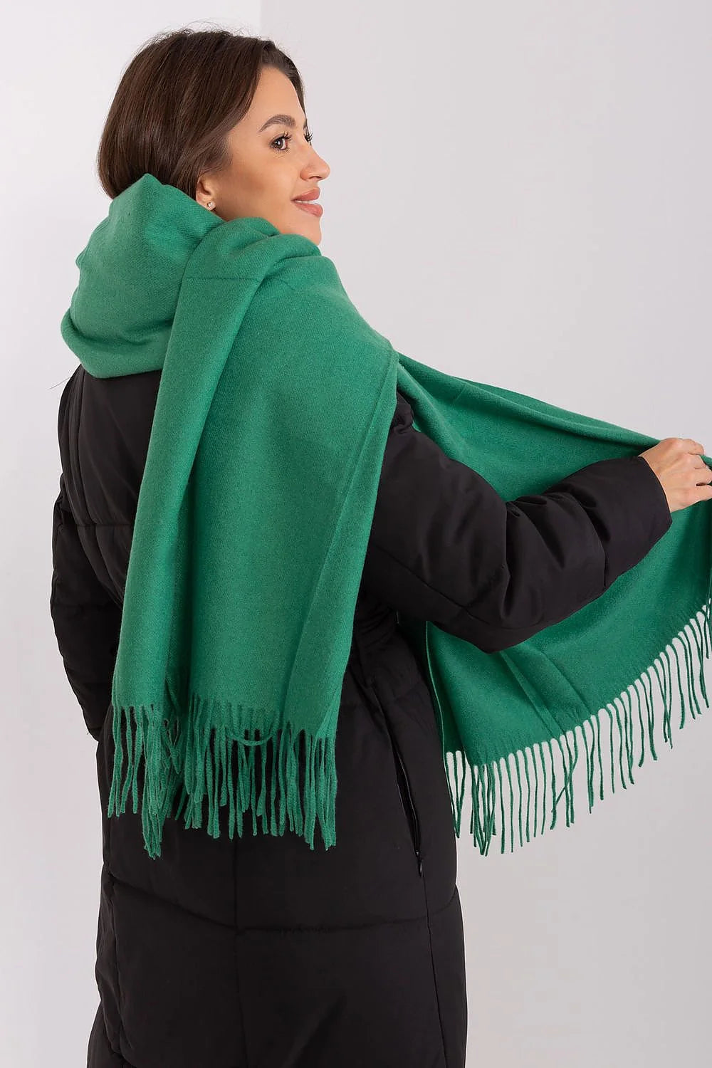 Manteau d'hiver matelassé élégant pour femme avec écharpe verte longue et franges, style urbain moderne, coupe ajustée, col protecteur, matériau résistant à l'eau