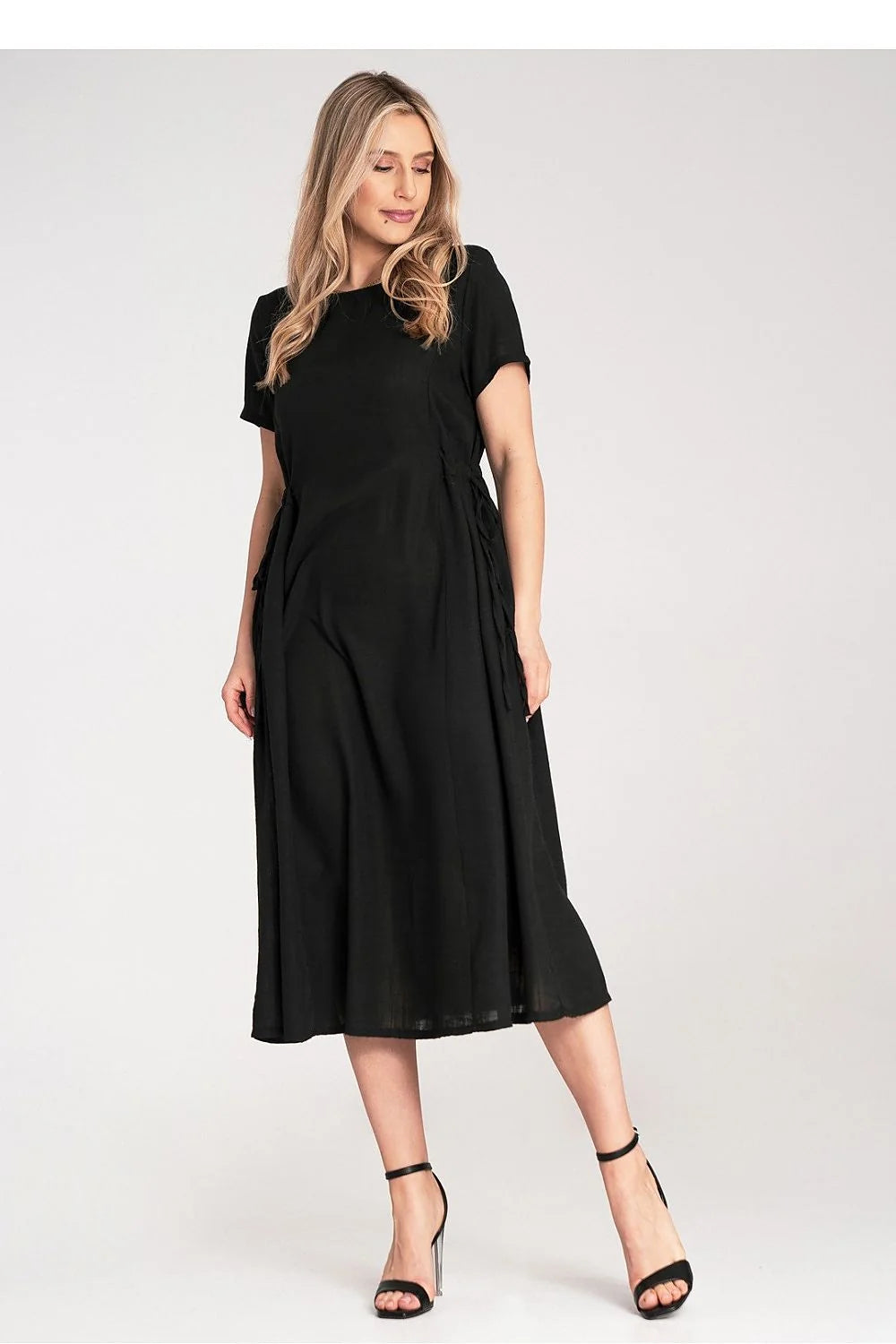 Robe midi noire pour femmes manches courtes encolure ronde tissu fluide taille ajustable occasion versatile robe classique élégante polyester 100%