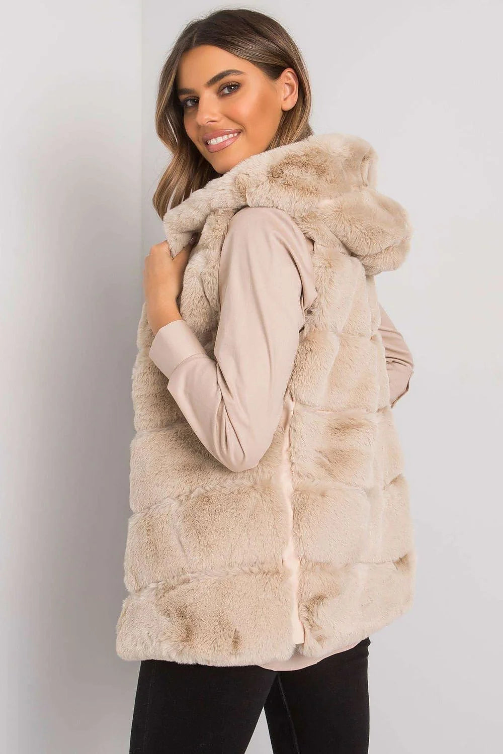 Gilet femme fausse fourrure gris clair élégant col montant coupe droite automne hiver mode