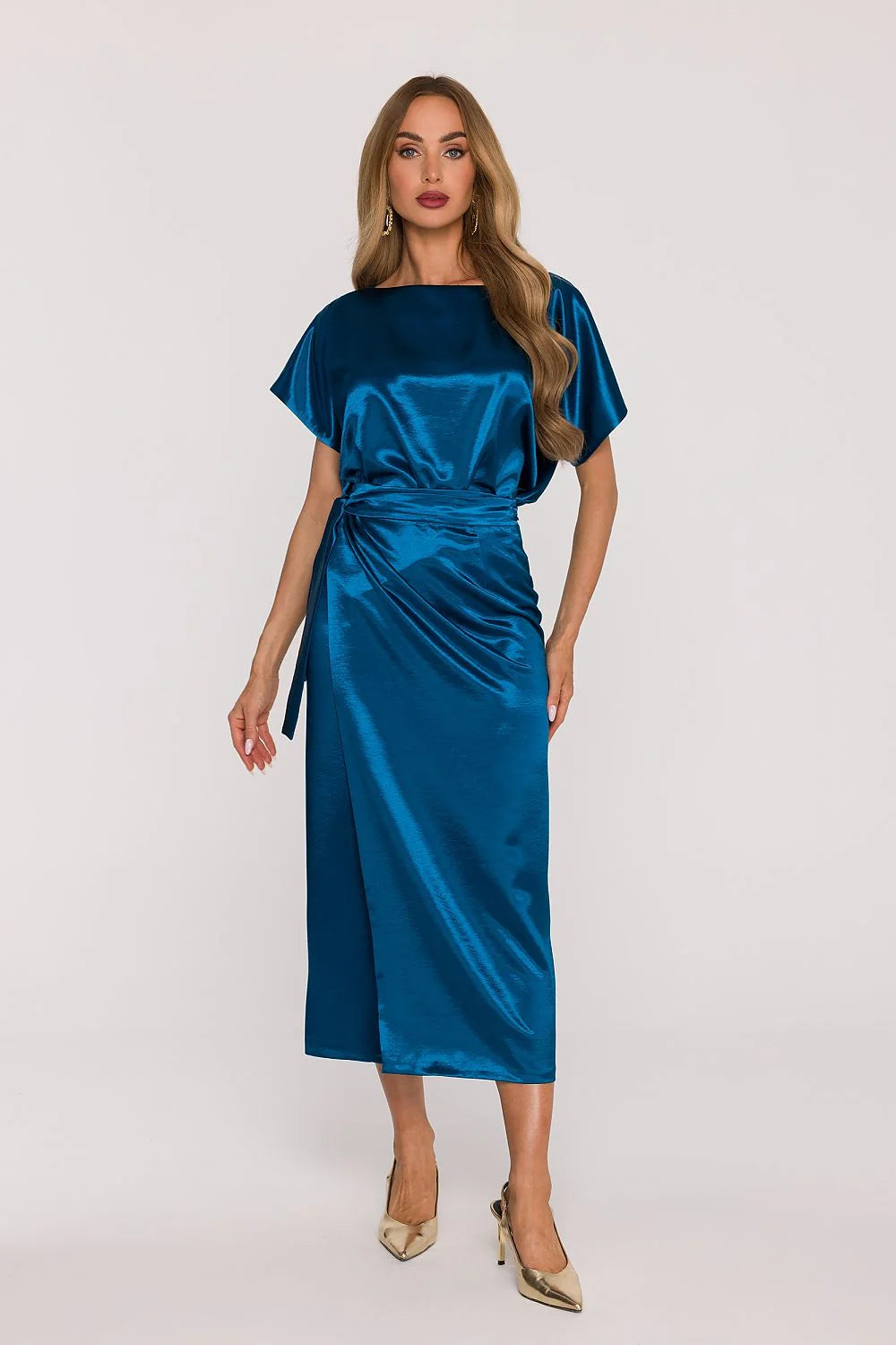 robe midi satin brillant bleu canard drapée soyeuse manches courtes kimono encolure bateau ceinture nouée portefeuille taille marquée fluide élégante