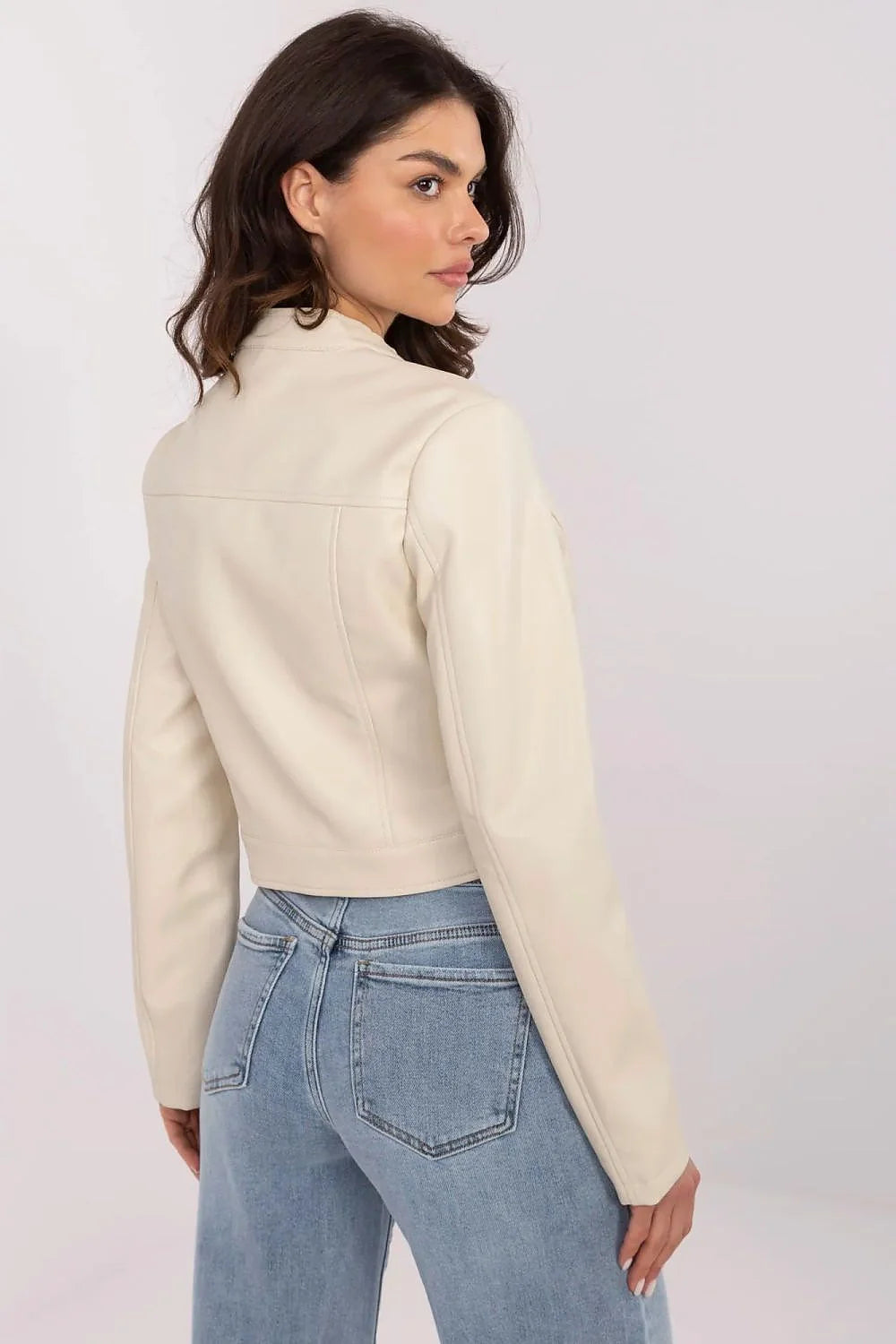 Veste en similicuir écologique courte pour femme, style moderne, couleur crème, col montant, fermeture éclair, poches poitrine, manches longues, occasion polyvalente