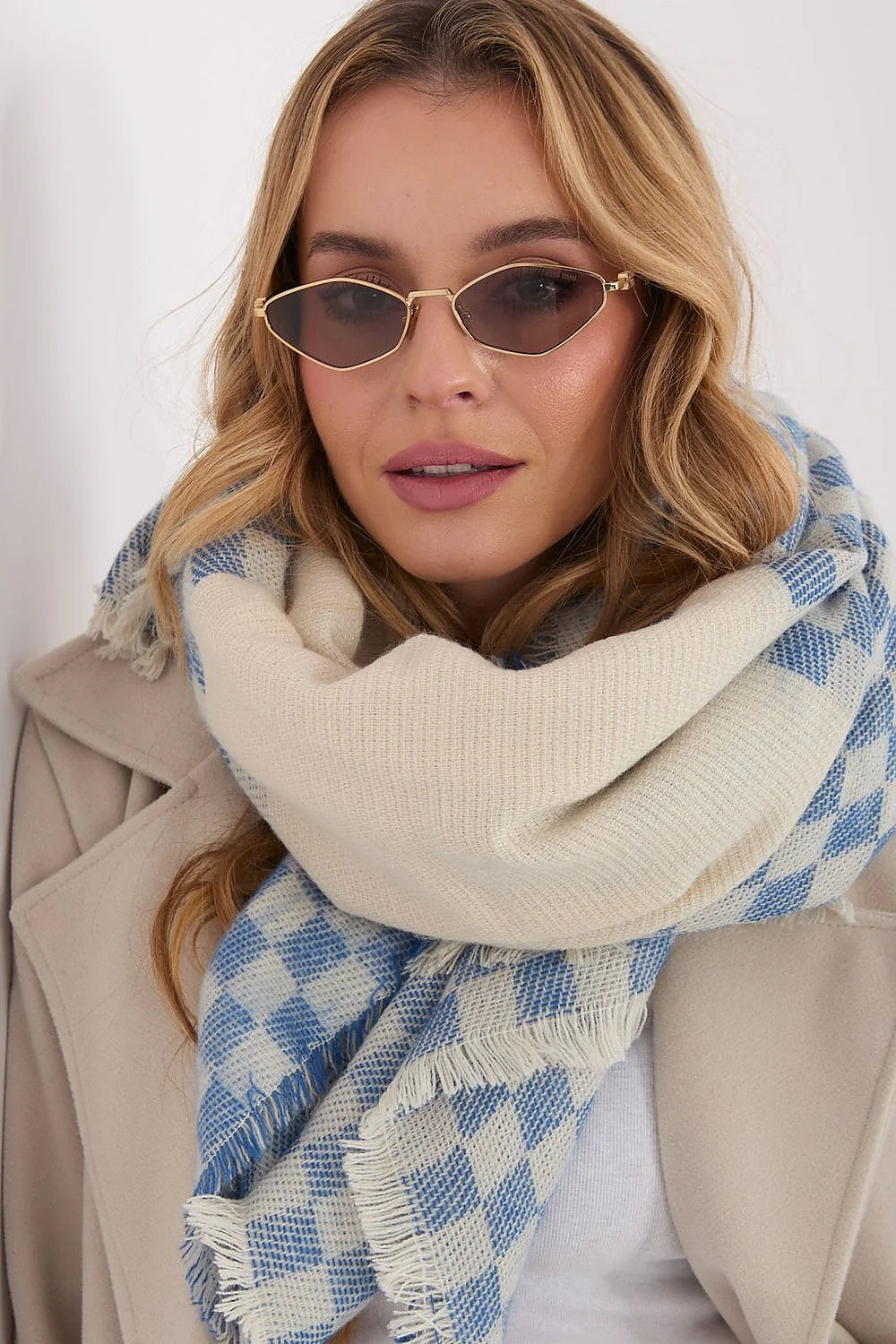 écharpe châle oversize carreaux géométrique écru bleu ciel viscose laine doux chaud épais léger franges effilochées chic élégant moderne cocooning