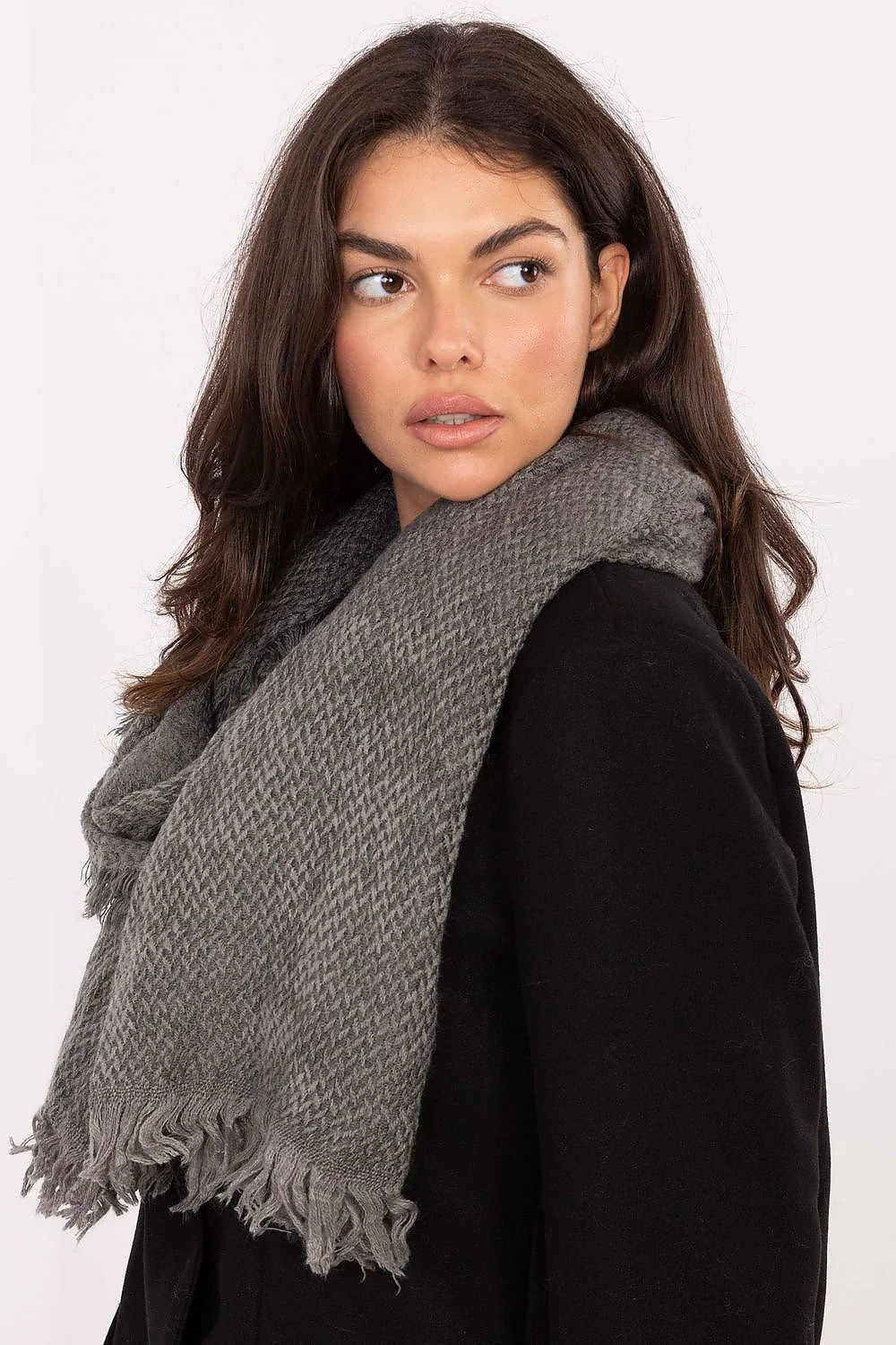 écharpe châle oversize grande étole gris anthracite maille épaisse laineux tissage texturé chevronné franges effilochées rectangulaire enveloppante chaude polyvalente 220cm
