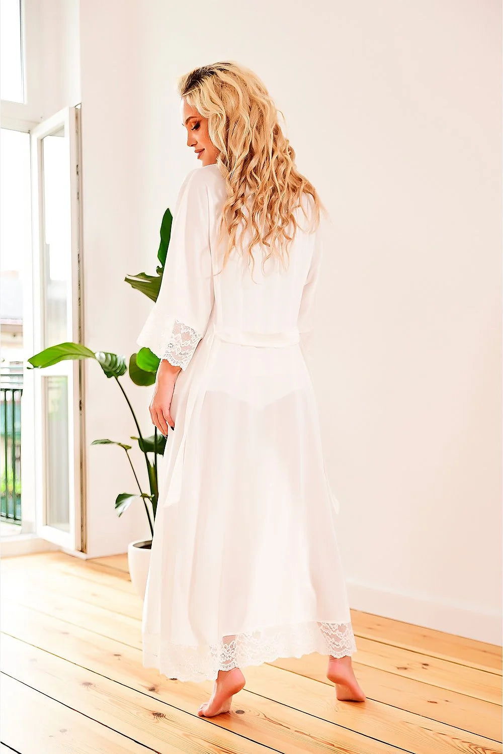 Peignoir élégant pour femmes long en satin Sumatra luxueux dentelle blanche confortable style intemporel cadeau idéal
