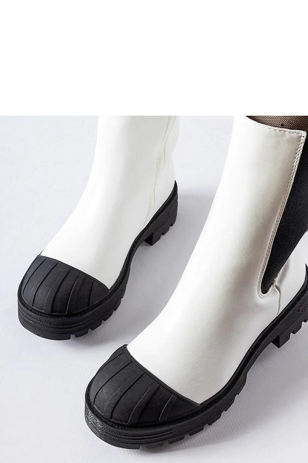 Bottes pour femmes design contemporain audacieux blanches cuir blanc haute qualité mode urbaine moderne coupe ajustée fermeture éclair latérale semelle épaisse crantée noir polyvalentes femmes élégantes