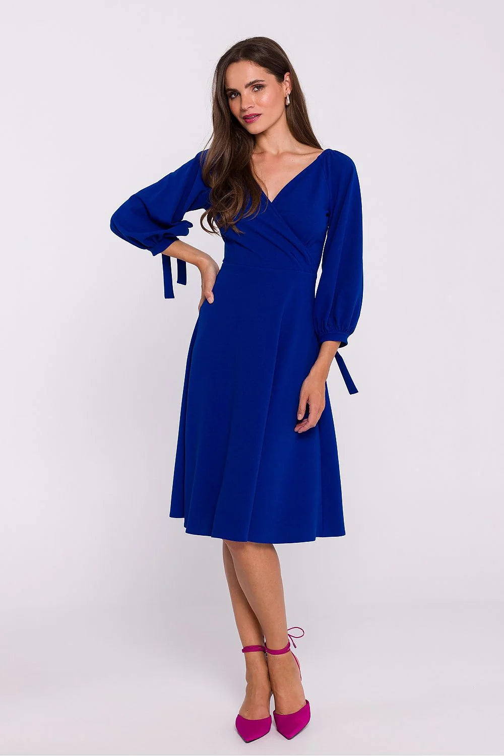 Robe de jour élégante en maille bleu roi manches longues en V dos nu femmes