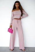 Ensemble féminin élégant crop top épaules nues volants encolure pantalon large rose pâle matière douce confort
