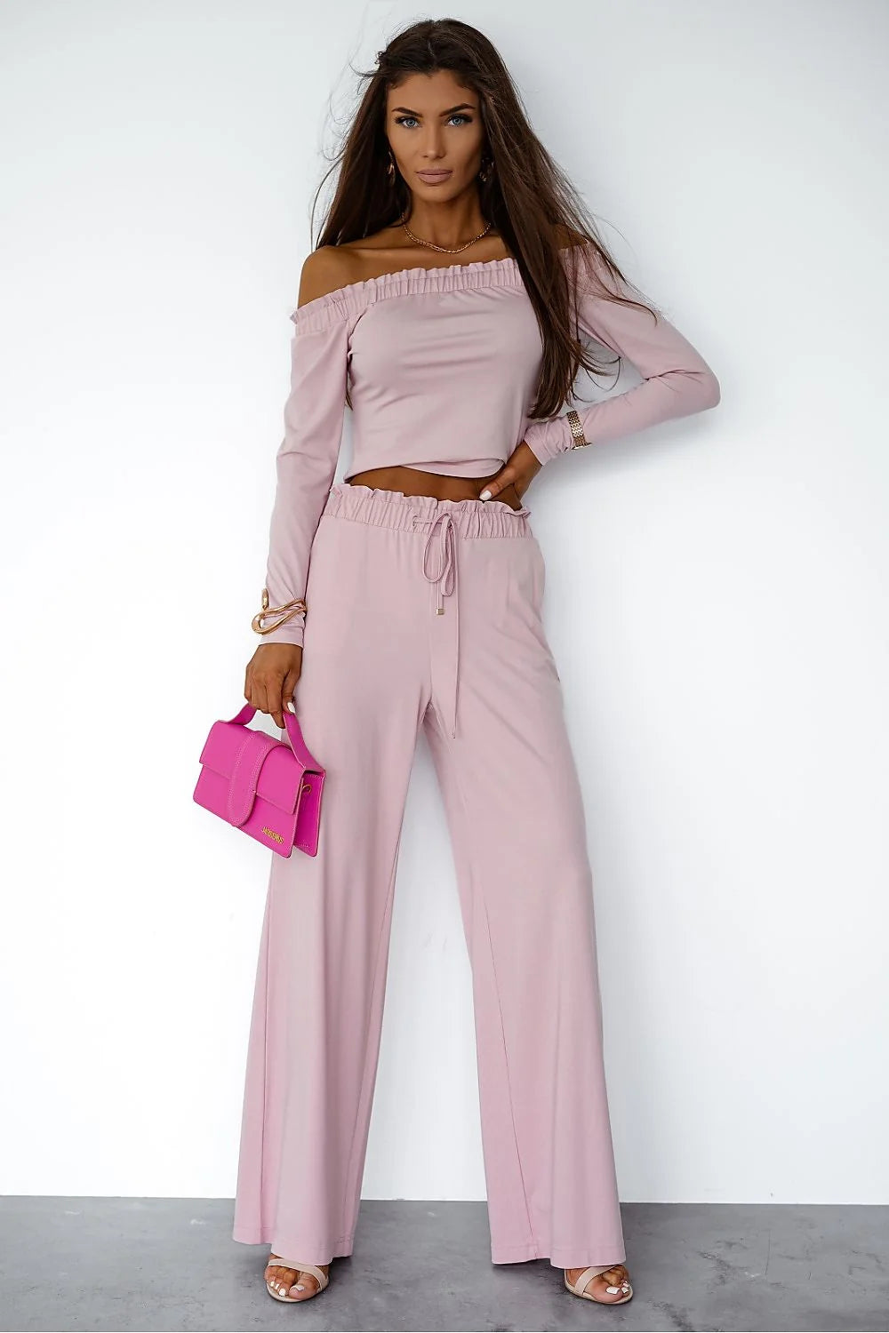 Ensemble féminin élégant crop top épaules nues volants encolure pantalon large rose pâle matière douce confort