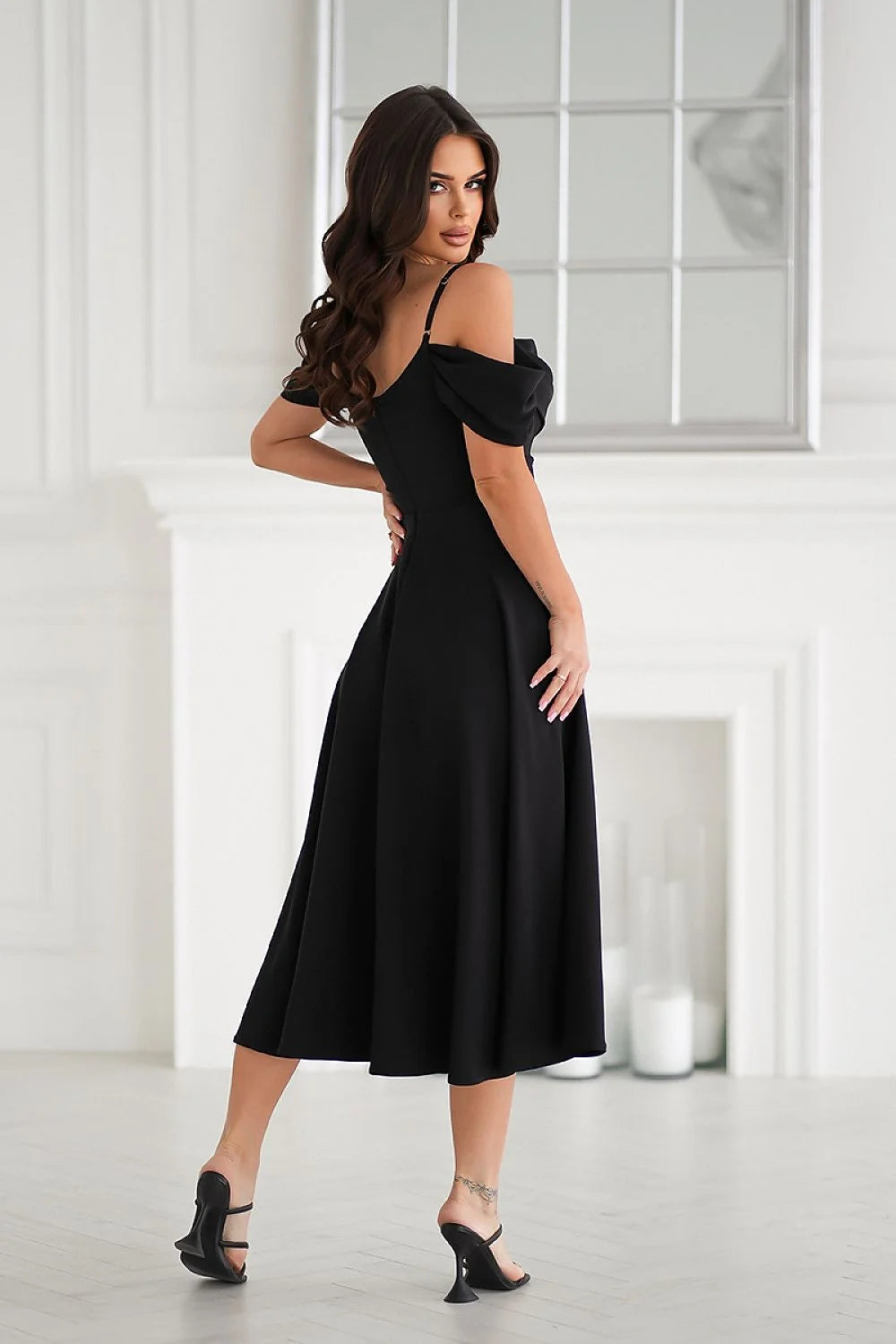 robe soirée noire drapée épaules dénudées bretelles fines col bénitier buste cintré jupe évasée longueur midi fluide polyester