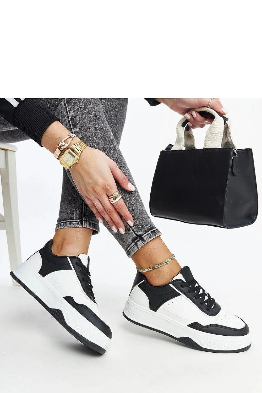 Baskets pour femmes modernes design épuré couleur blanc et noir tige en faux cuir lacets noirs semelle épaisse antidérapante baskets urban style casual
