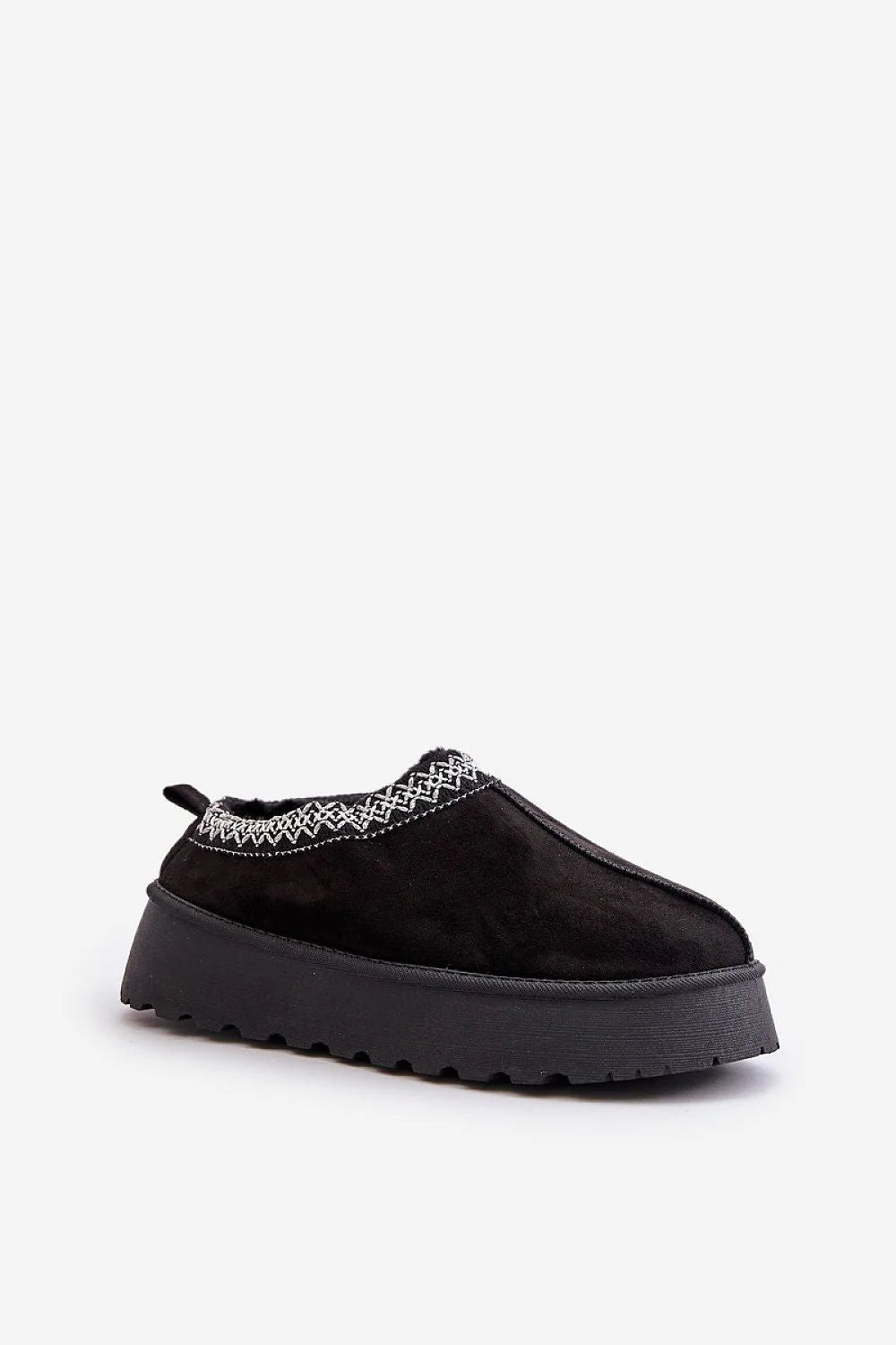 pantoufles suédine écologique noires semelle plateforme crantée caoutchouc bout arrondi doublure fourrure douce broderie subtile cosy urbain confortable talon