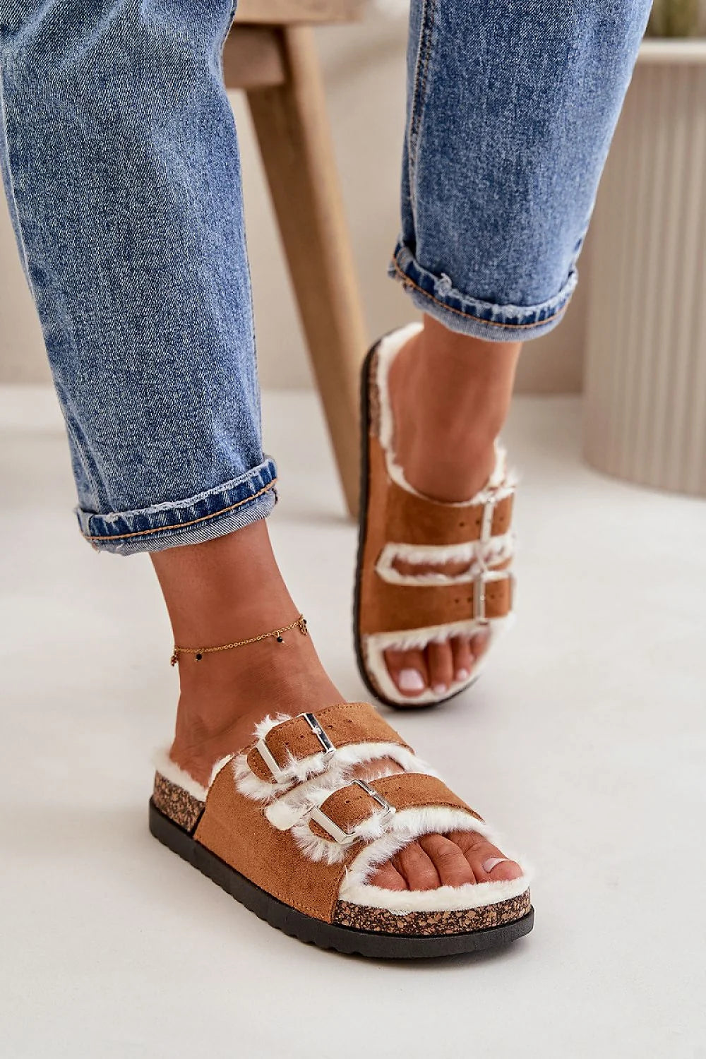 Sandales femmes confortables élégantes fourrure cuir suédé écologique boucles argentées plateforme cushioning style décontracté mode