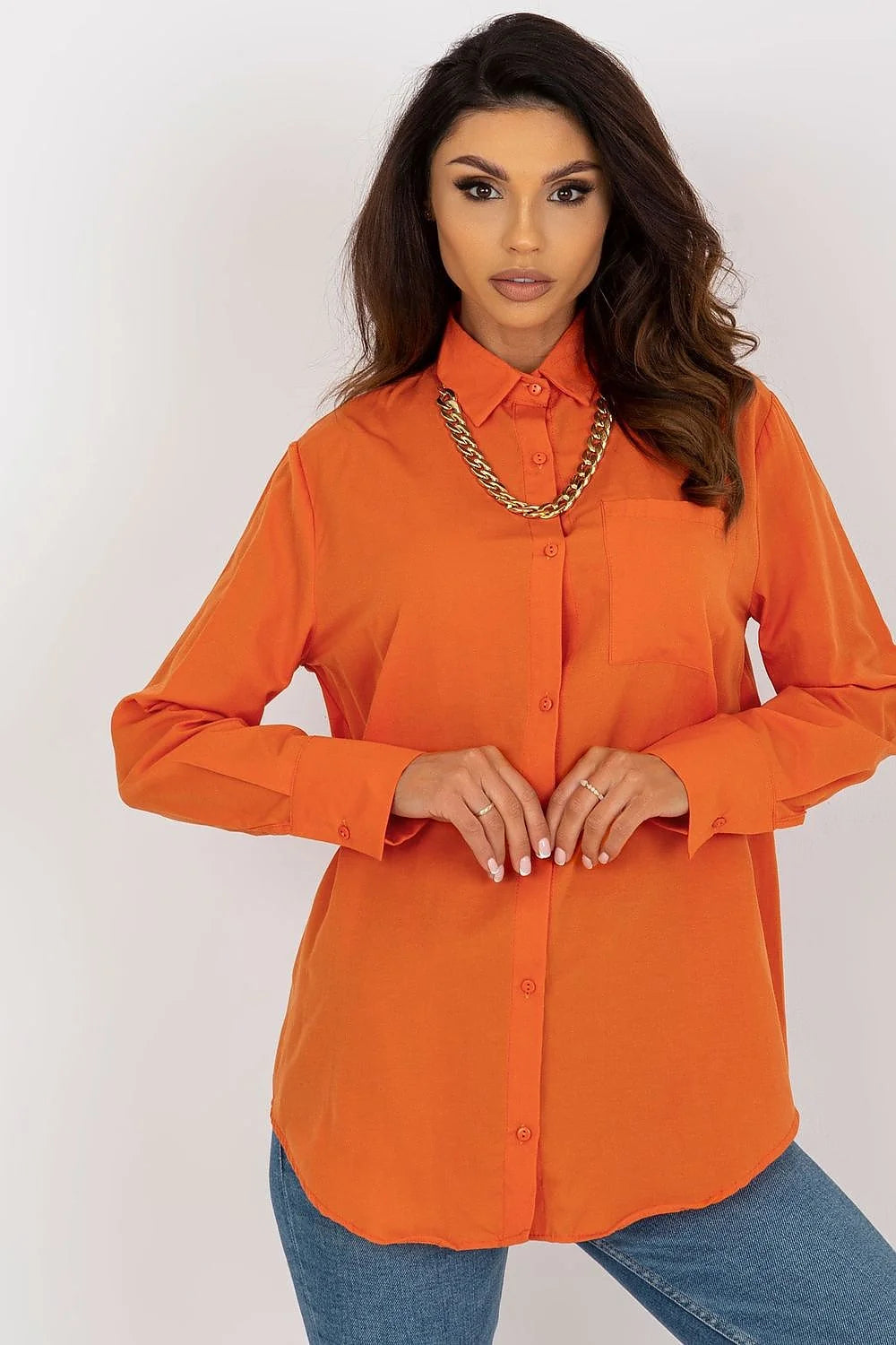 chemise femme manches longues droite oversize orange vibrant coton polyester fluide poche poitrine poignets boutonnés ourlet arrondi chaîne dorée