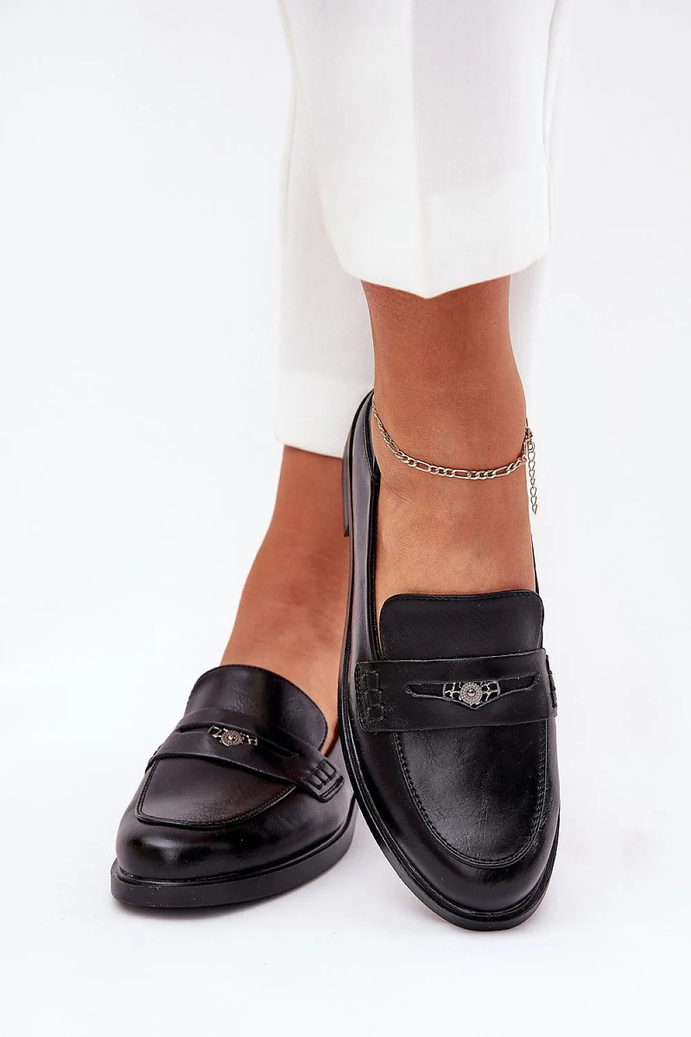 mocassins femme naturel noir élégant intemporel sophistiqué bout arrondi mors métal discret semelle caoutchouc talon plat confort doublure cuir