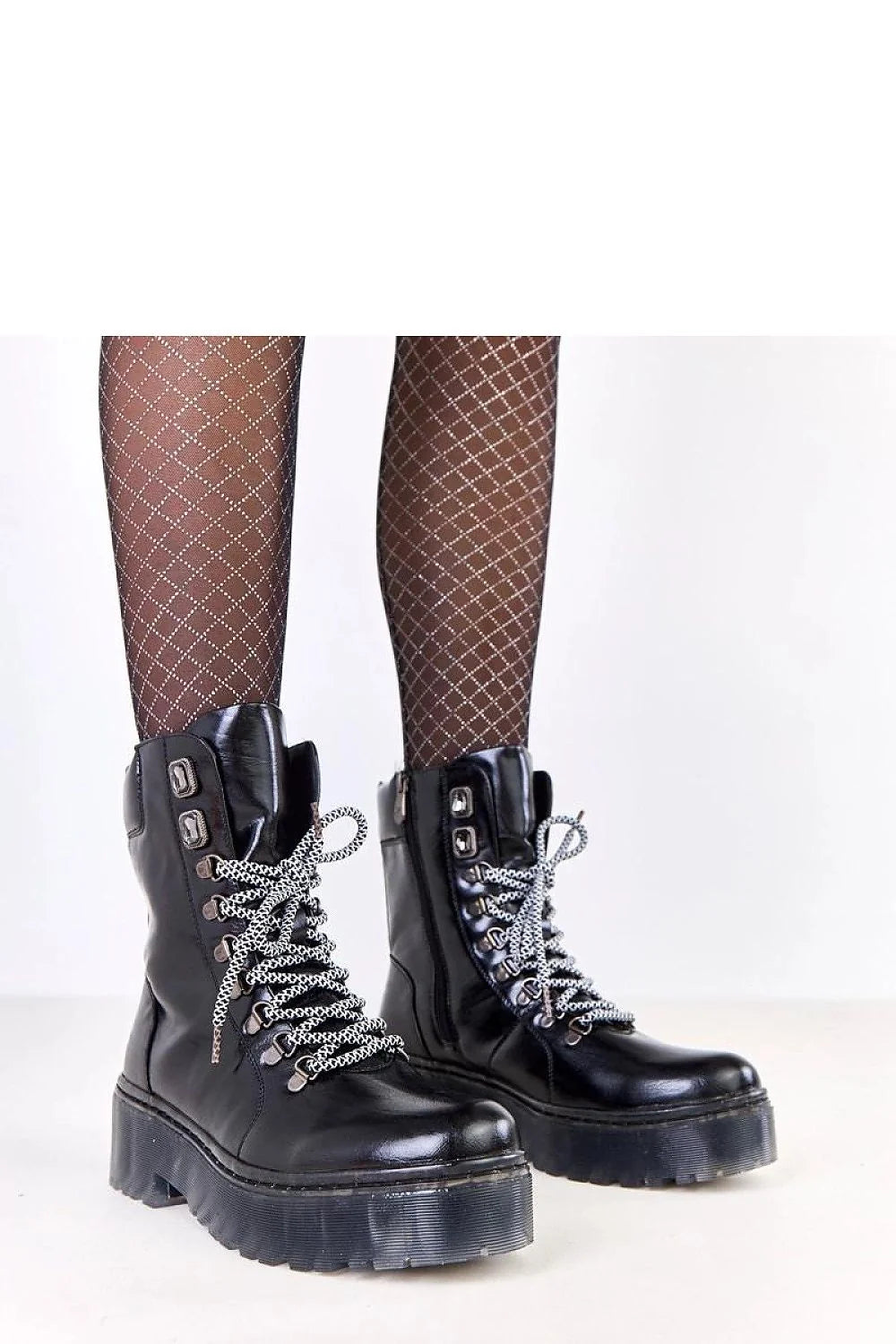 bottines montantes femme noires cuir synthétique lisse bout rond doublure chaude lacets bicolores œillets cristaux subtils semelle crantée