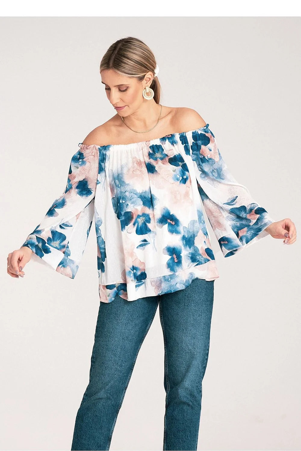 Haut féminin bohème romantique encolure Bardot manches longues évasées floral print blanc bleu rose femme