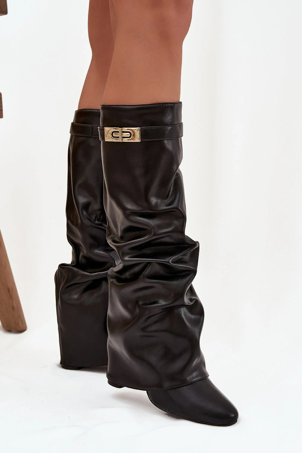 bottes femme similicuir noir brillant hautes tige froncée plissée bout pointu talon colonne stable sangle boucle dorée confortable
