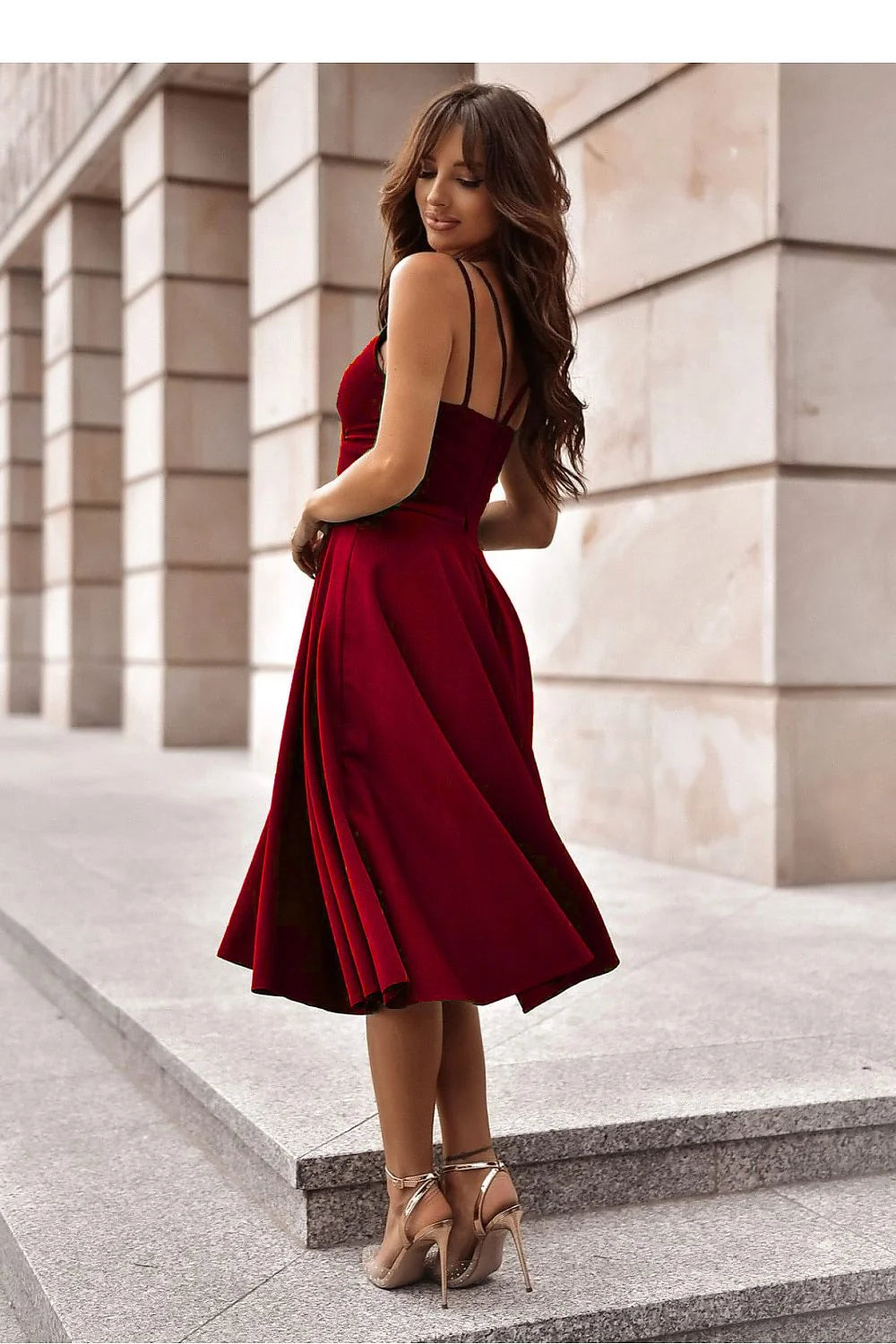 Robe de soirée élégante à bretelles velours bordeaux coupe ajustée jupe évasée taille marquée pour femme