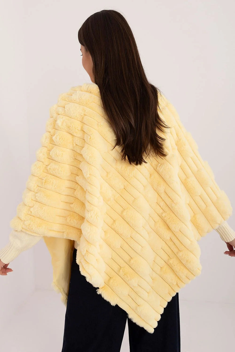 Poncho féminin en fausse fourrure texturenée style casual automne hiver couleur jaune pastel manches larges col roulé