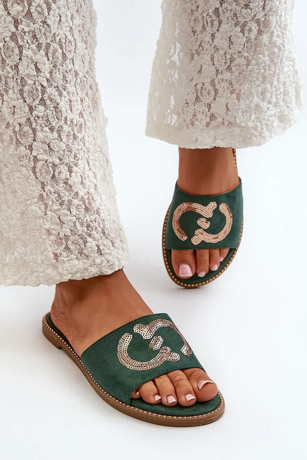 Sandales plates femmes style moderne sophistiqué design minimaliste élégant bandes daim écologique serpent brodé perles dorées confort semelle cuir suédé