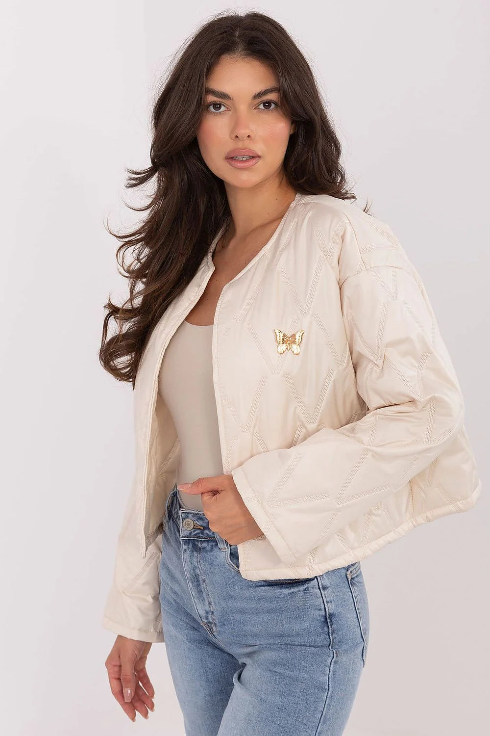veste matelassée femme courte ivoire satinée légère sans fermeture broche papillon dorée col rond coupe droite boxy mi saison