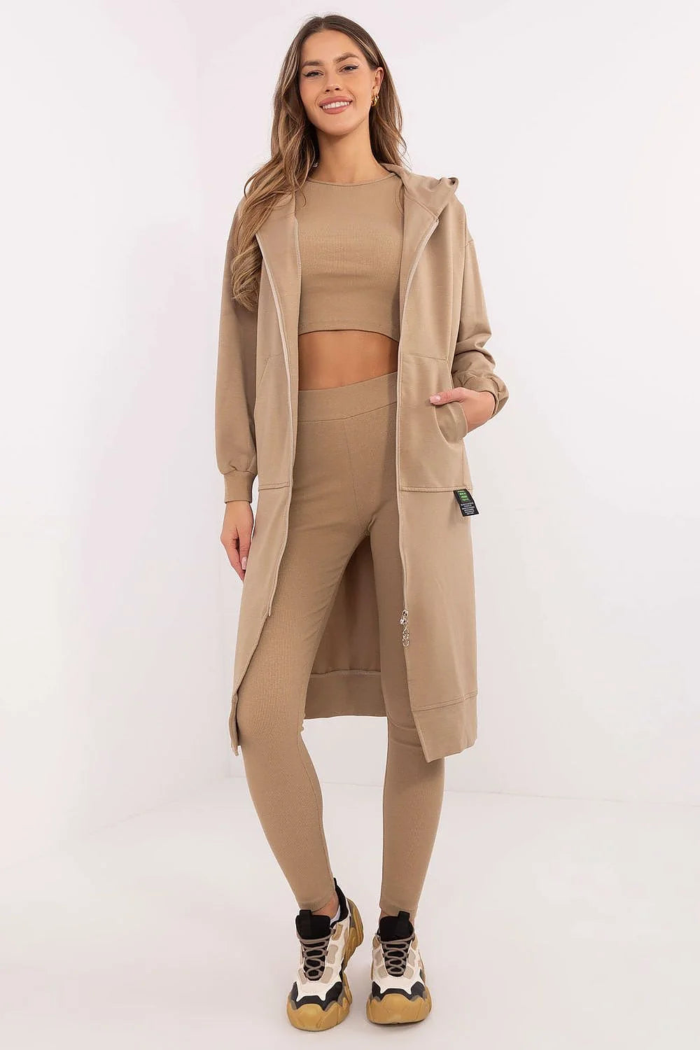Ensemble athleisure femme veste longue capuche crop top leggings sneakers beige