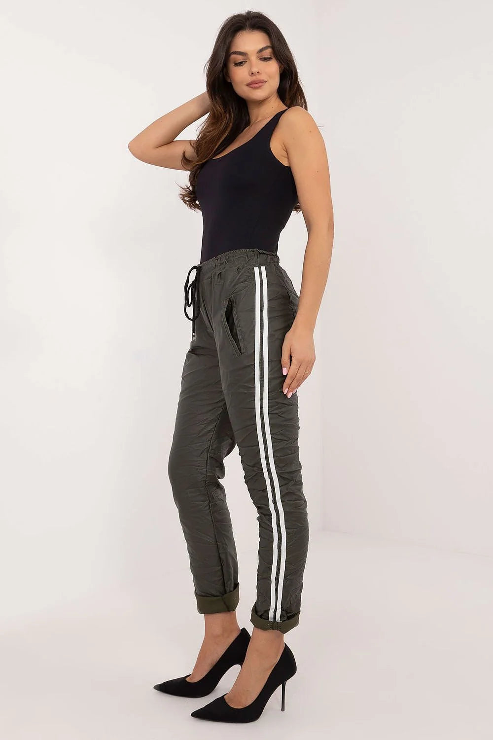 Pantalon femme Italy Moda coupe droite en éco-cuir viscosé polyester elastane taille haute jambes fuselées poches latérales vert olive