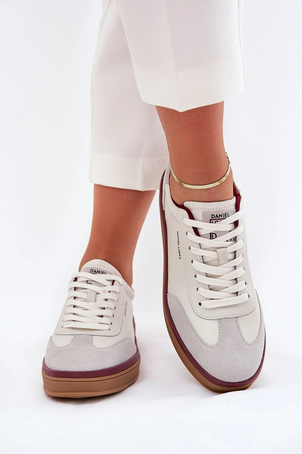 Chaussures de sport pour femmes design moderne cuir lisse daim bordure bordeaux Daniel Lopez confort optimal