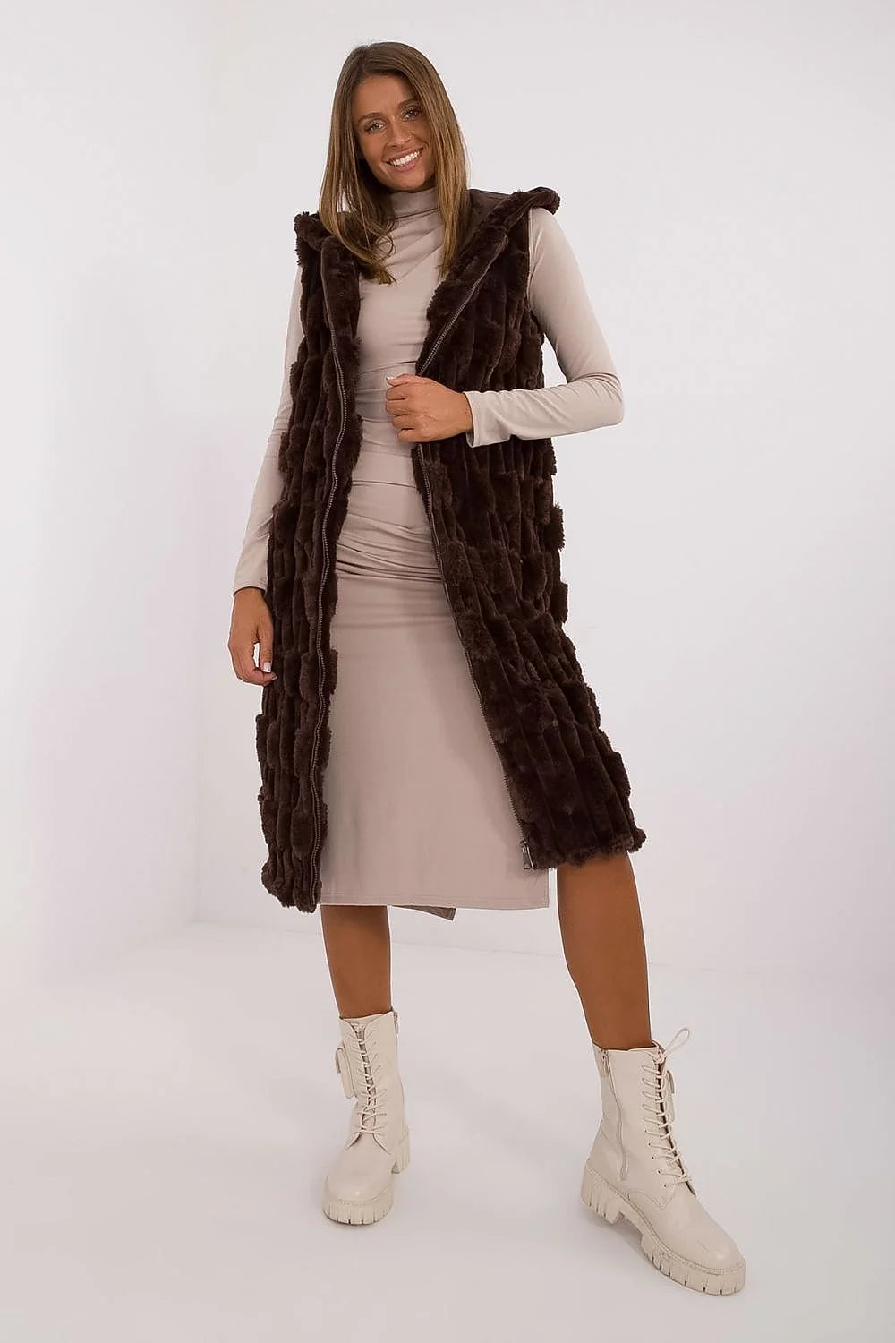 Gilet sans manches en fausse fourrure marron foncé longueur midi couper droite col montant femme élégance automne hiver