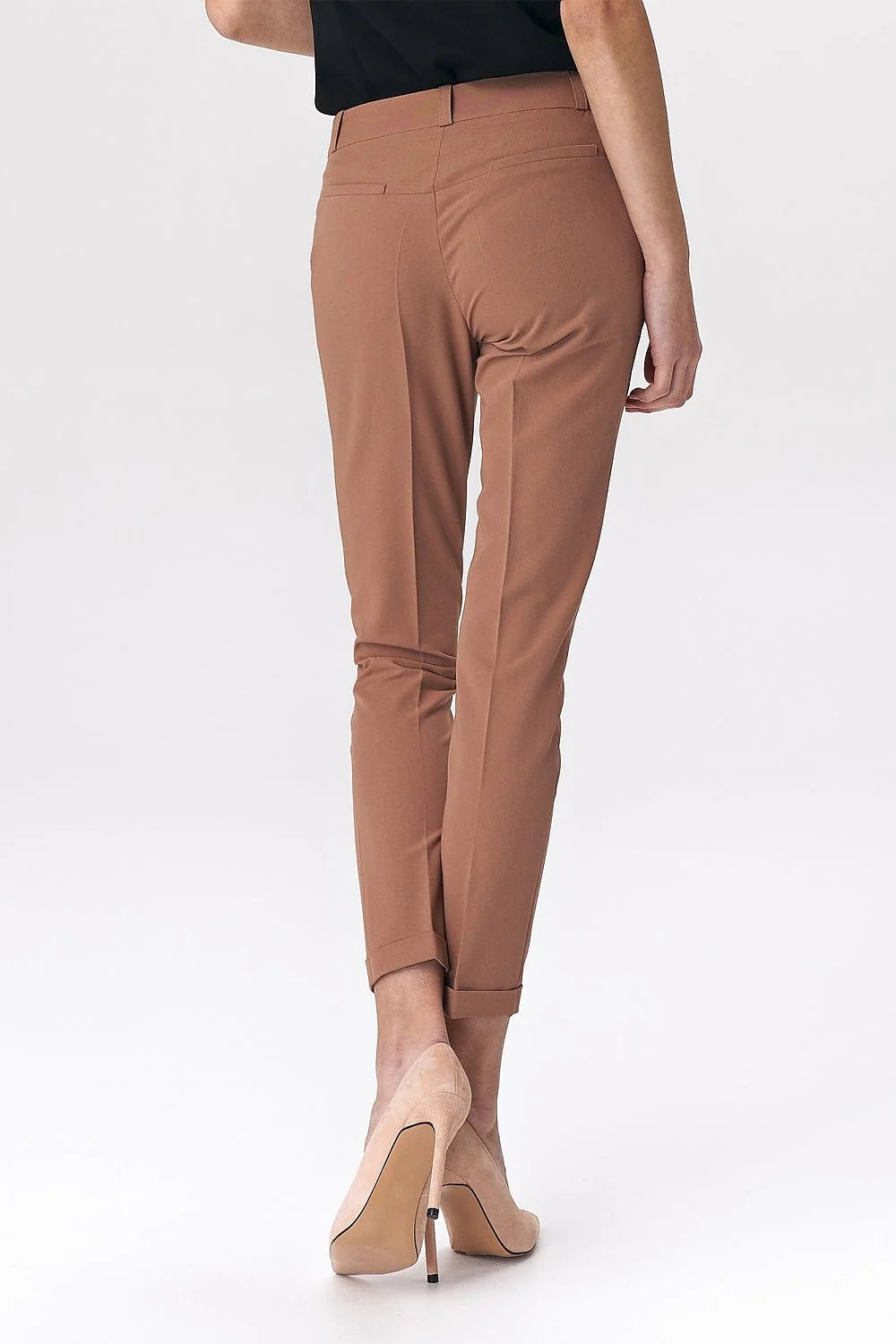 Pantalon femme élégant couleur camel slim fit longueur cheville braguette dissimulée boutons apparents ceinture poches frontales occasions travail casual