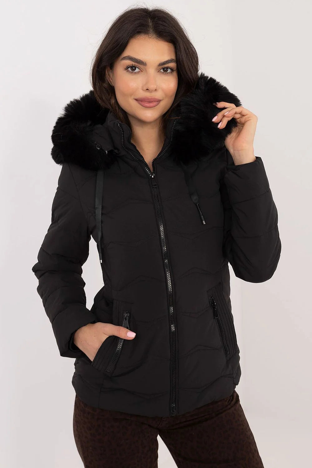 Veste d'hiver pour femme design moderne fonctionnel matelassé rembourrage en duvet synthétique capuche amovible fourrure synthétique noire poches zippées polyester noir