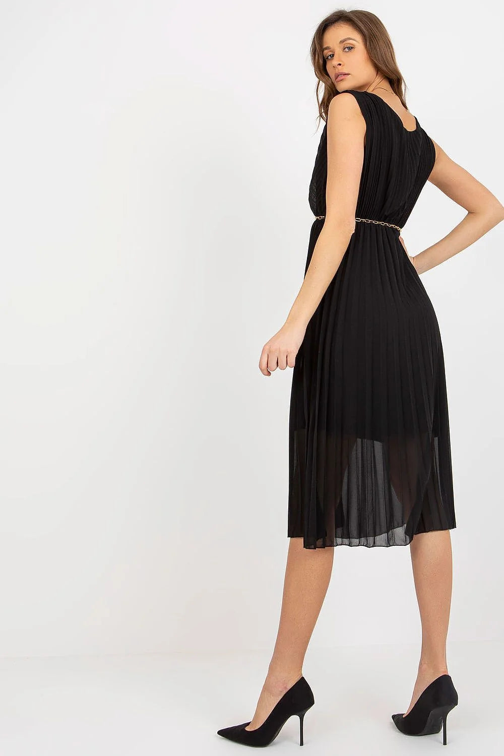 Robe de cocktail élégante noir encolure V sans manches ceinture chaîne dorée plissée polyester viscose femme