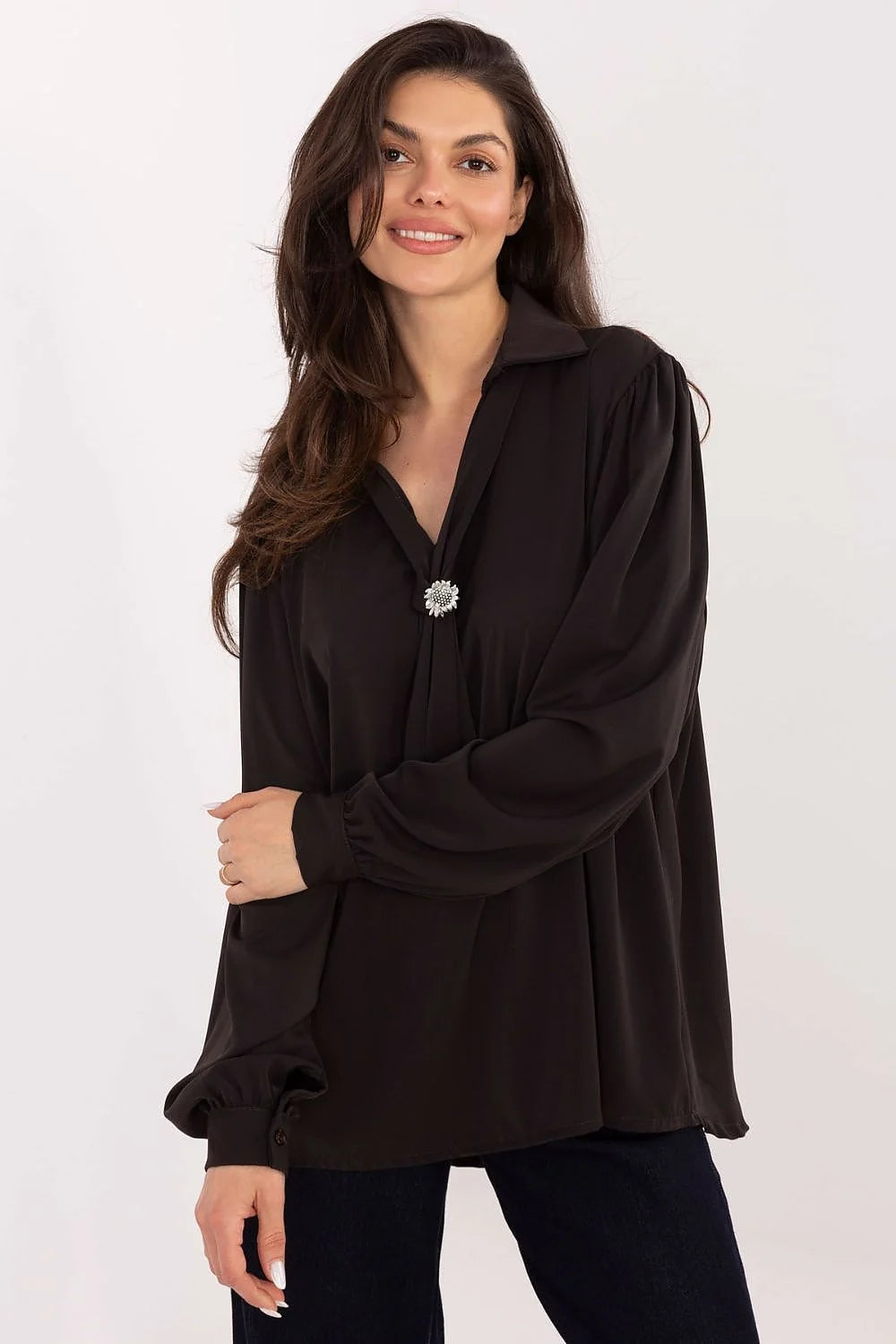 chemise élégante féminine minimaliste lisse polyester léger doux coupe allongée manches longues bouffantes décolleté V nœud broche amovible confortable