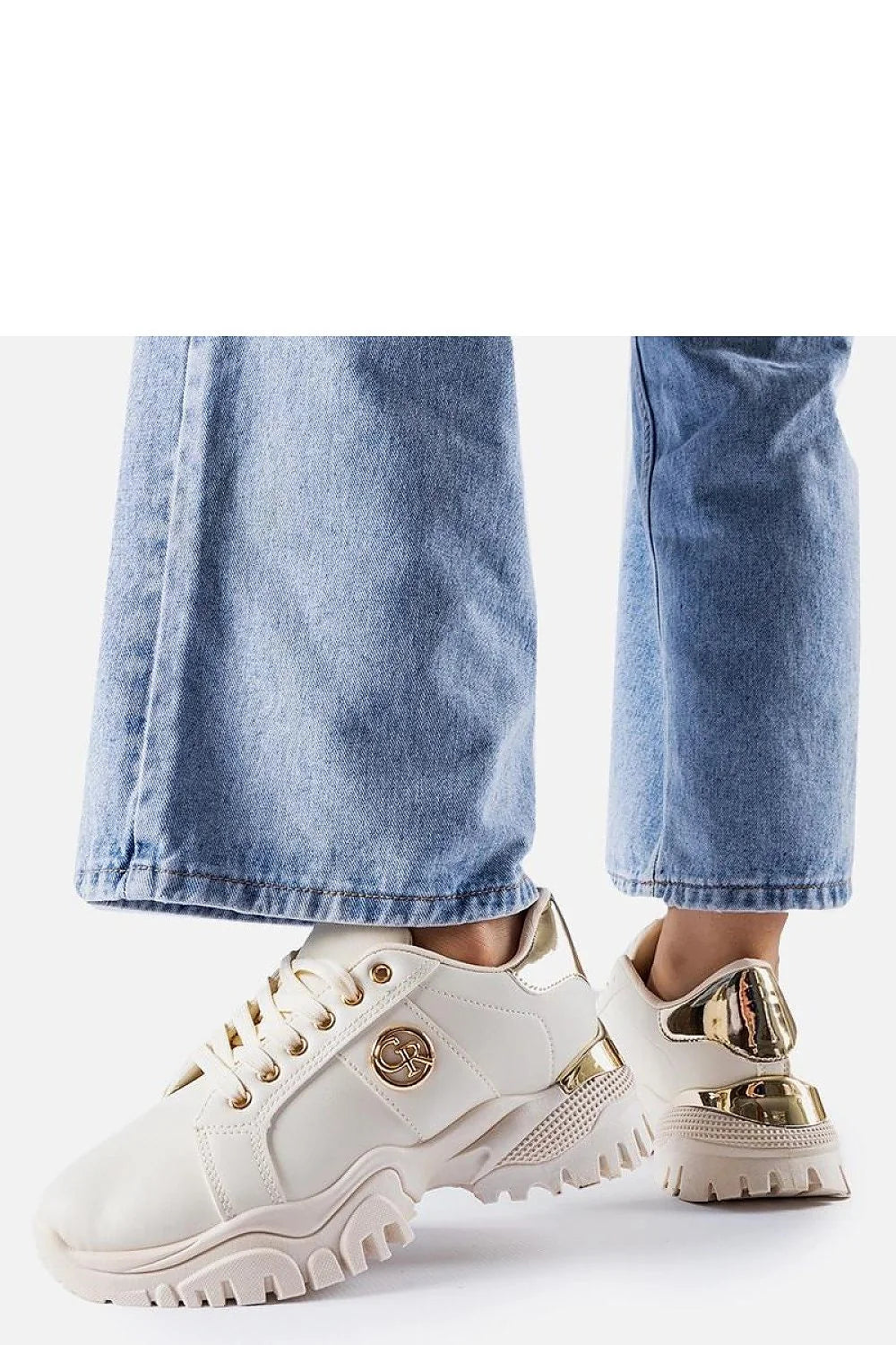 Baskets femme modernes élégantes style urbain sportif cuir synthétique blanc doré semelle épaisse lacets blancs logo doré confortable