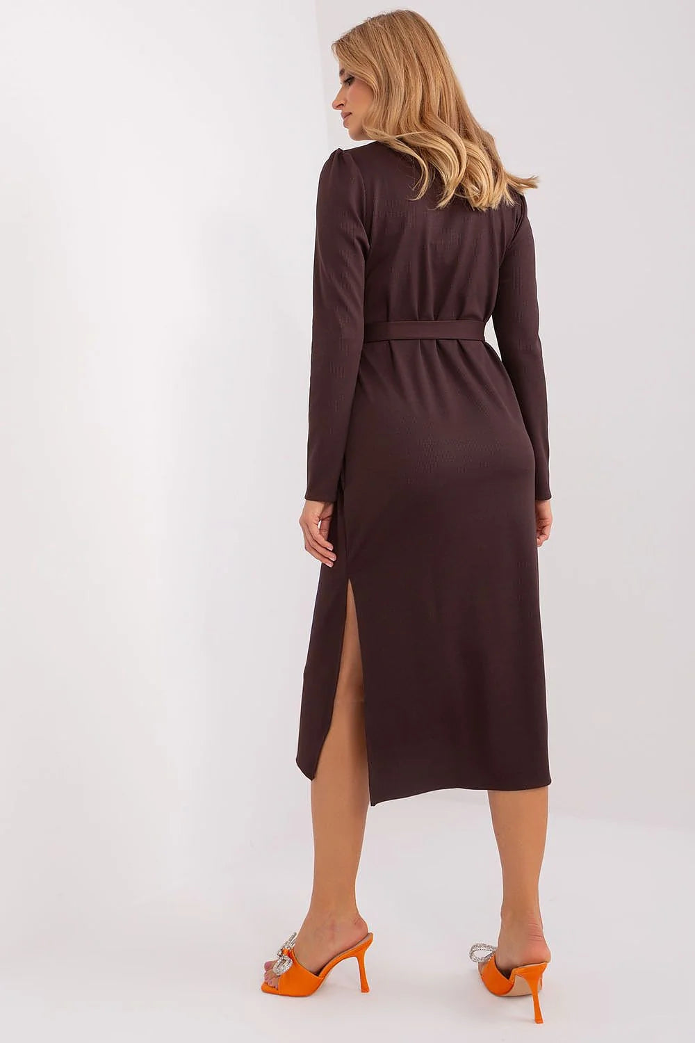 Robe de jour Lakerta élégante coupe midi ajustée manches longues encolure découpée ceinture assortie tissu côtelé marron profond femmes