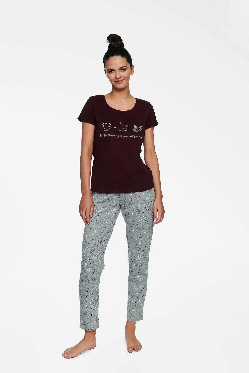 pyjama femme loungewear bordeaux gris coton100pourcent doux respirant manchescourtes colrond impriméastronomique lune étoiles constellations motifcristal tailleelastique coupefuselée confortoptimal détente poétique