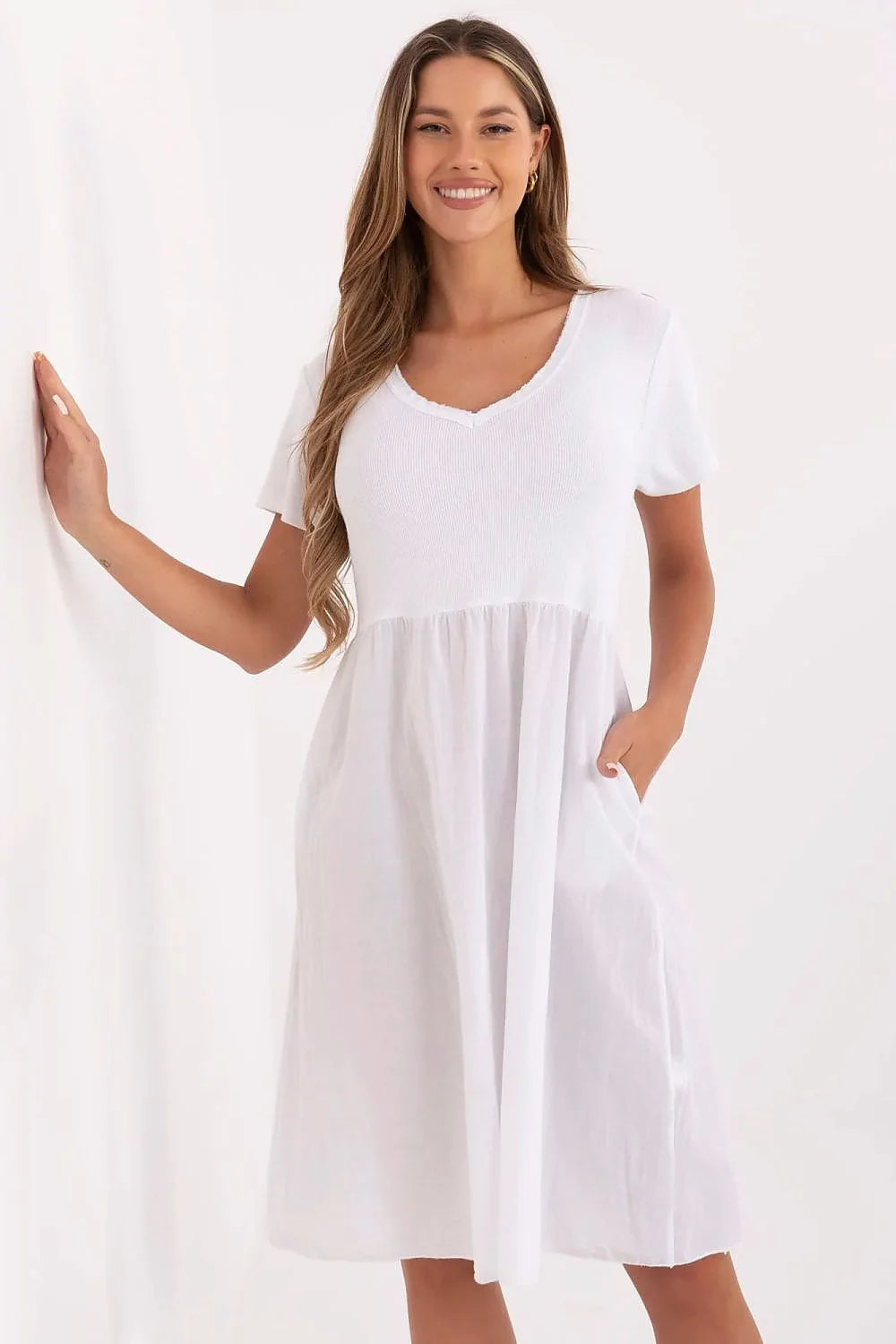 Robe d'été midi manches courtes col V tissu côtelé jupe ample taille empire poches latérales couleur blanche femme Italy Moda