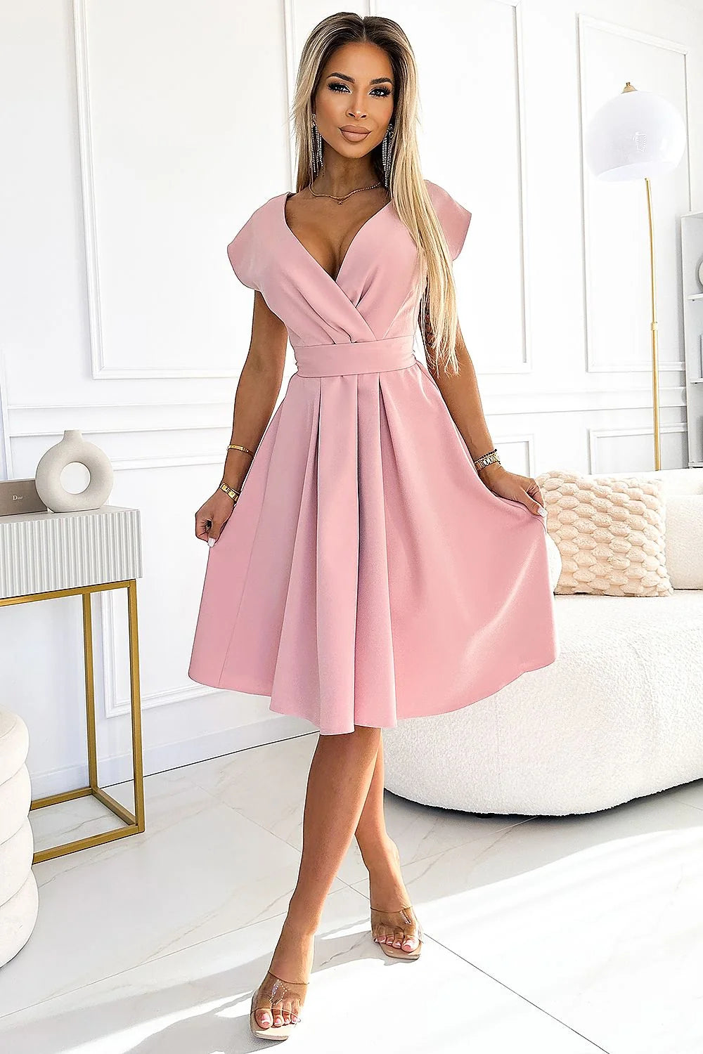 Robe de cocktail élégante coupe évasée encolure V croisé manches courtes ceinture assortie couleur rose poudré femmes