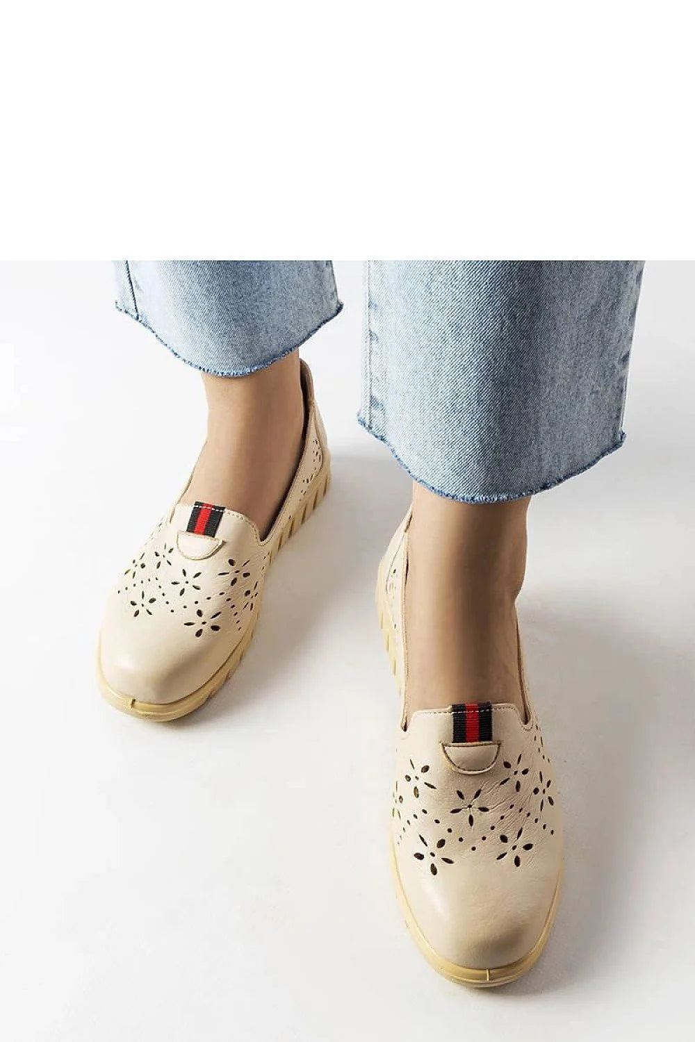 Mocassins femme style moderne design décontracté couleur beige cuir synthétique semelle compensée pointe arrondie occasion quotidienne