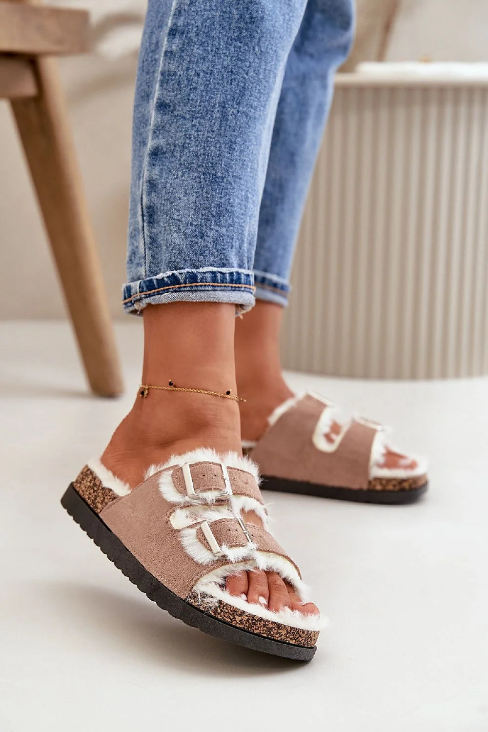 sandales ouvertes femmes cuir écologique suédine beige rosé fourrure douce semelle ergonomique liège EVA antidérapante brides réglables boucles métalliques