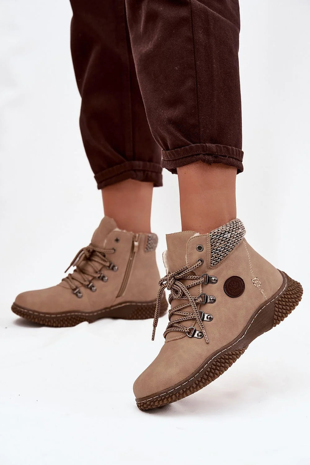 bottines femme cheville cuir écologique nubuck taupe doublure fourrure chaude rembourré zip latéral lacets semelle caoutchouc antidérapante bout arrondi badge