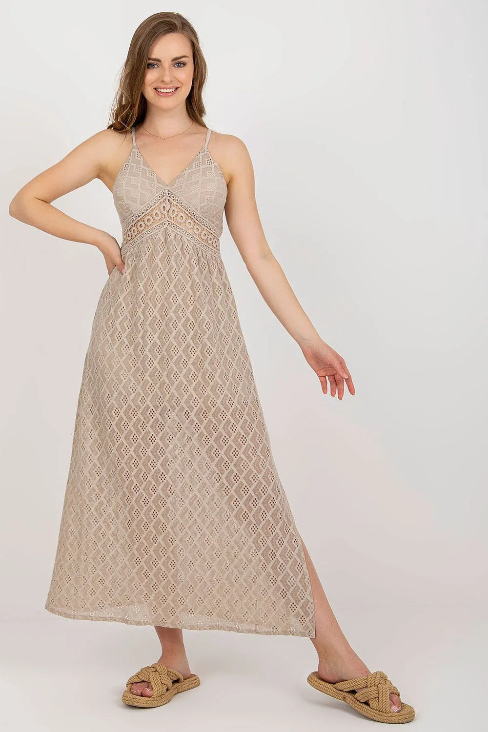 Robe de jour Och Bella ajourée bretelles motif géométrique décolleté en V taille ajustable couleur beige doux femme mode été