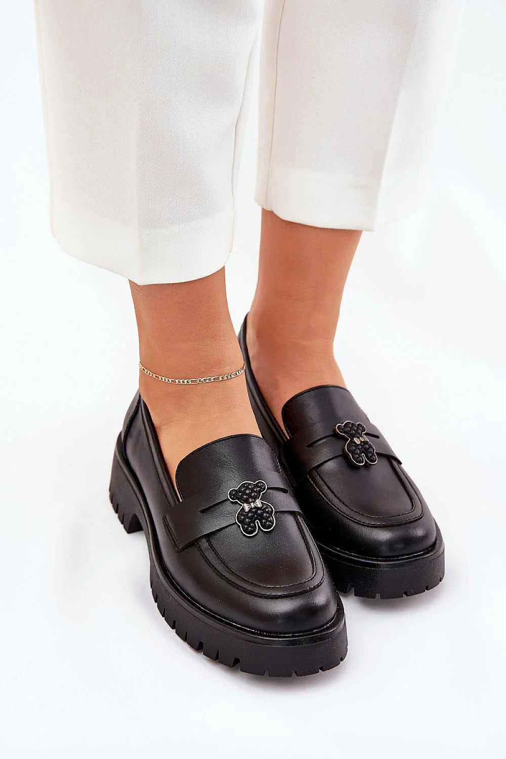Mocassins femmes élégance style cuir naturel boucle ours moderne design classic coupe arrondie semelle épaisse occasion quotidienne mode accessoire chaine argent