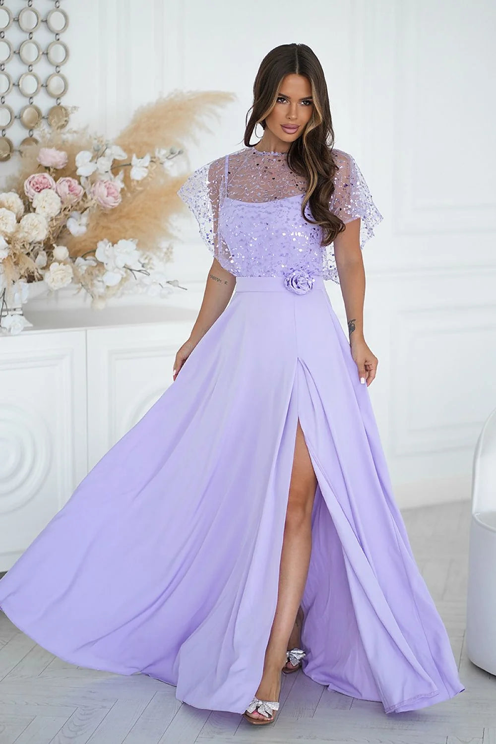 robe longue lilas bustier bretelles fines tulle cape sequins brillants manches papillon encolure illusion taille cintrée fleur appliquée jupe fluide
