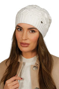 Bonnet d'hiver pour femme élégant tricot ajouré motifs torsadés couleur blanche bordure côtelée plaque métallique logo