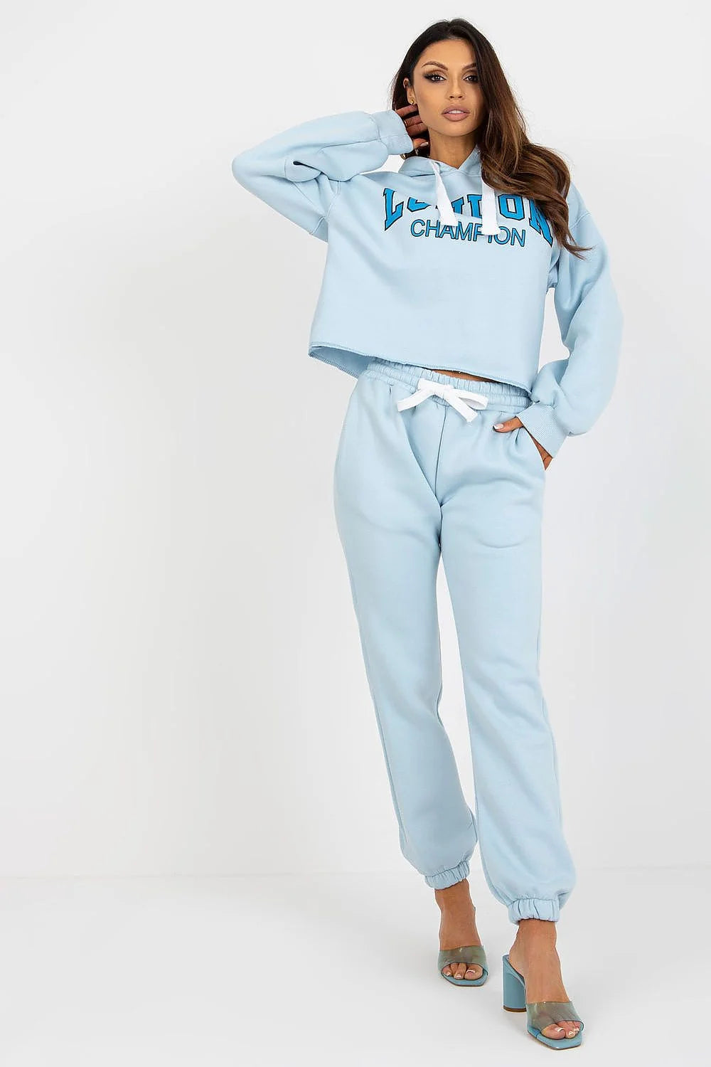 Ensemble sportswear pour femme, style décontracté, couleur pastel bleu, sweatshirt et pantalon assortis, matériau confortable, coupe moderne, taille haute, élastique, poches latérales, finitions soignées, look urbain, vêtements quotidiens, mode tendance