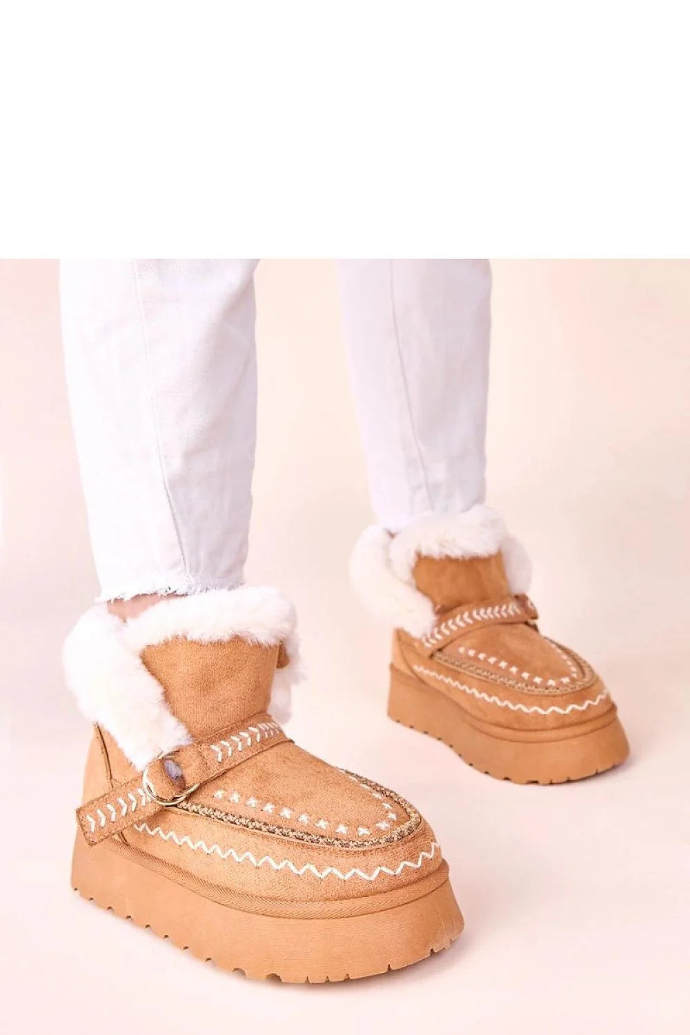 bottes neige brunes suédé cheville fourrées fausse fourrure semelle plateforme crantée antidérapante surpiqûres liseré tressé boucle décorative confortables isolantes élégantes