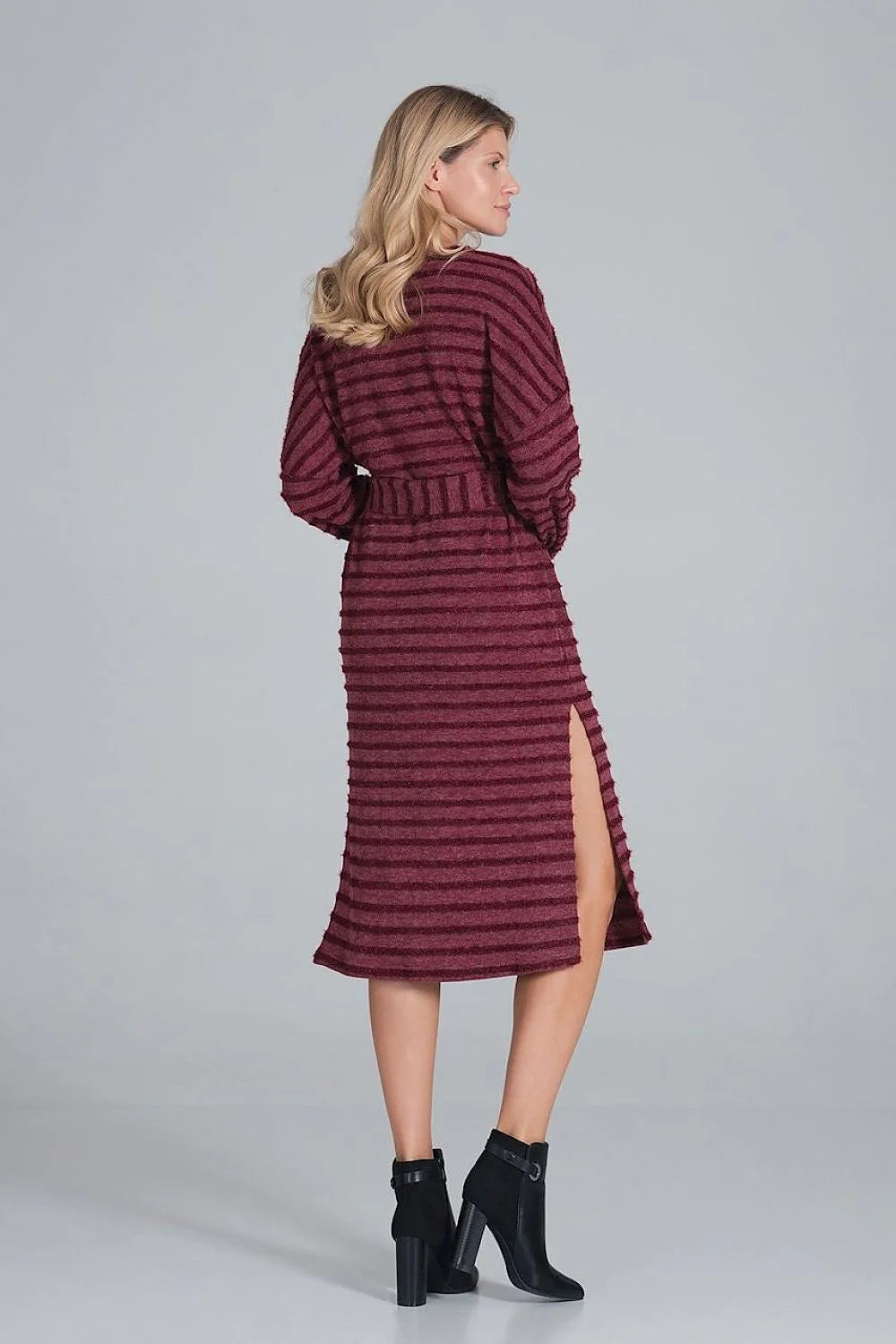 Robe tricot rayée grise élégante et décontractée avec ceinture pour un style chic quotidien