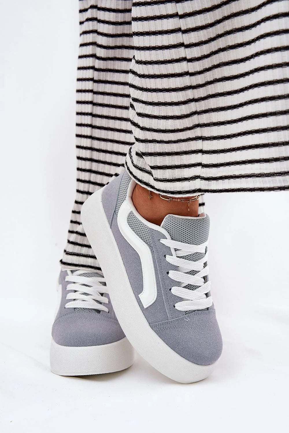 Chaussures de sport pour femmes en suédine éco-responsable style moderne urban comfort baskets grises et blanches